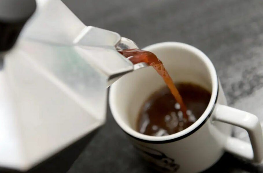 پژوهشی جدید: نوشیدن قهوه فراتر از کافئین موجود در آن روی مغز اثر می‌گذارد