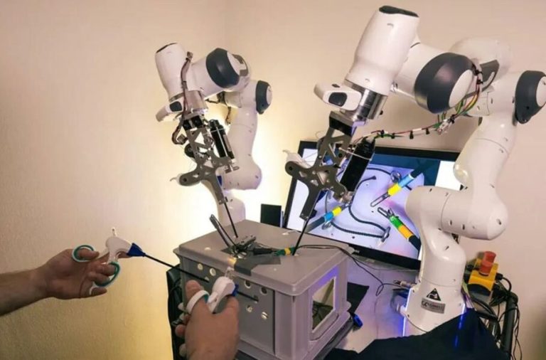 چگونه سیستم رباتیک لاپاراسکوپی چهاربازو به جراحان کمک می‌کند؟  