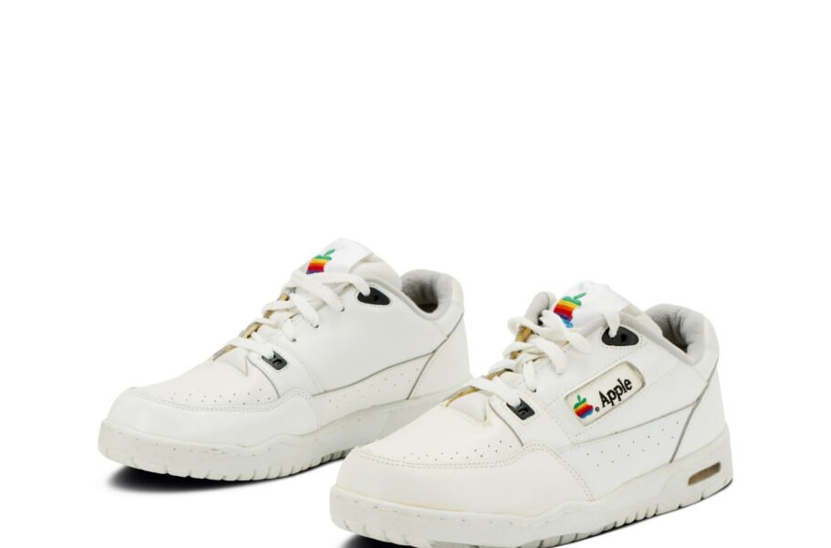 کفش ورزشی کمیاب اپل با قیمت 50 هزار دلار به حراج گذاشته شد!