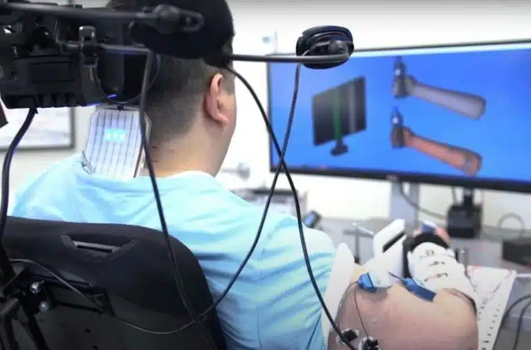 ایمپلنت مغزی، حس لامسه و حرکت اندام‌ها را در بیمار فلج‌شده ممکن کرد [تماشا کنید]