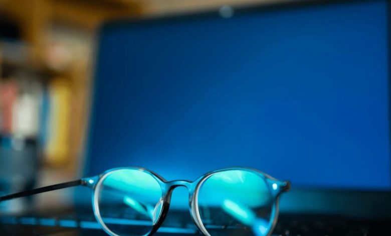 تحقیق جدید: عینک‌های فیلترکننده نور آبی تأثیر خاصی در محافظت از چشم ندارند