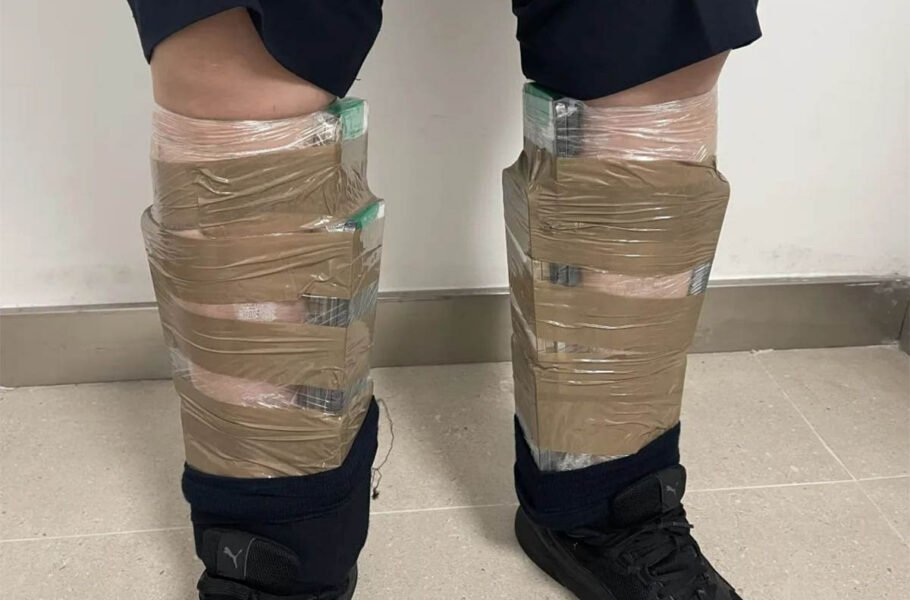 دستگیری مردی در چین که با چسباندن 68 آیفون به بدن خود، قصد قاچاق آن‌ها را داشت