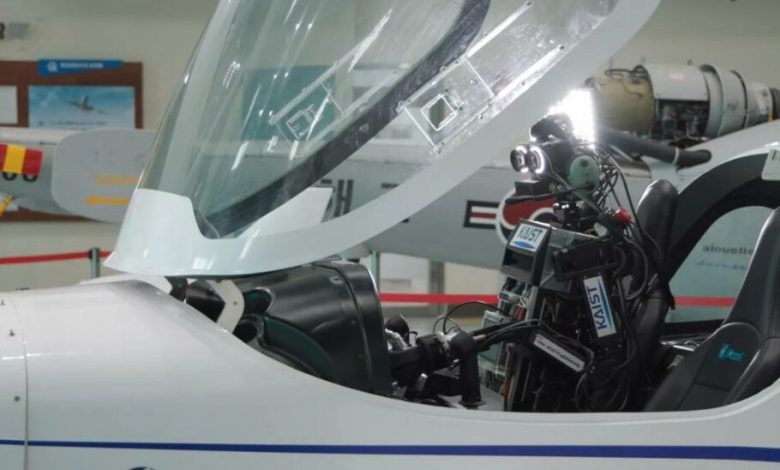ربات انسان‌نمای Pibot می‌تواند بهتر از خلبانان انسانی هواپیماها را هدایت کند [تماشا کنید]