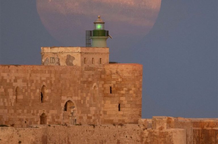 تصویر روز ناسا: اَبَرماه بر فراز سیراکوز