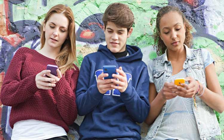 در چه سنی می‌توان به نوجوانان گوشی هوشمند داد؟