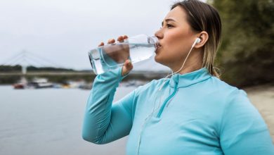 آیا نوشیدن آب بیشتر می‌تواند منجر به کاهش وزن شود؟