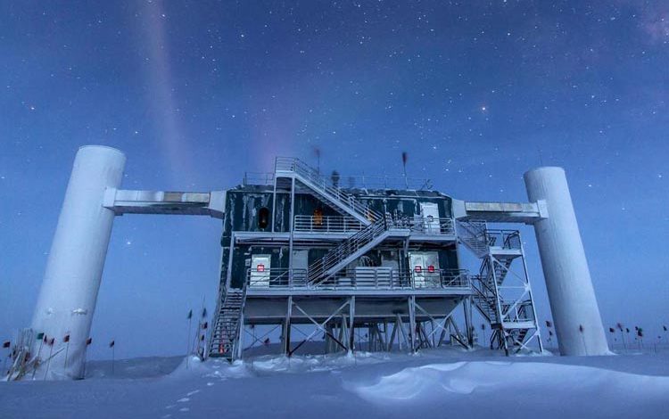 اشباح کیهانی در یخ‌های قطب جنوب چه می‌کنند؟
