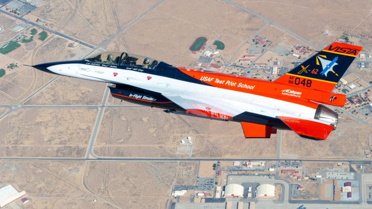 تماشا کنید: هوش مصنوعی موفق به کنترل جنگنده F-16 شد