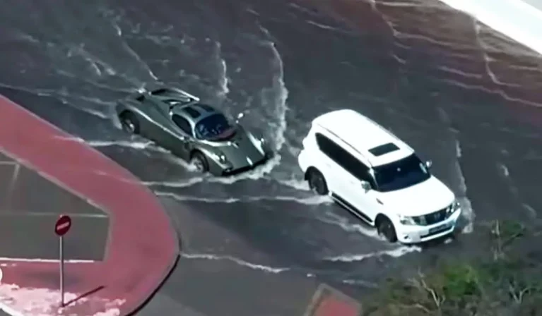 رانندگی با پاگانی یوتوپیا در سیلاب دوبی را تماشا کنید!