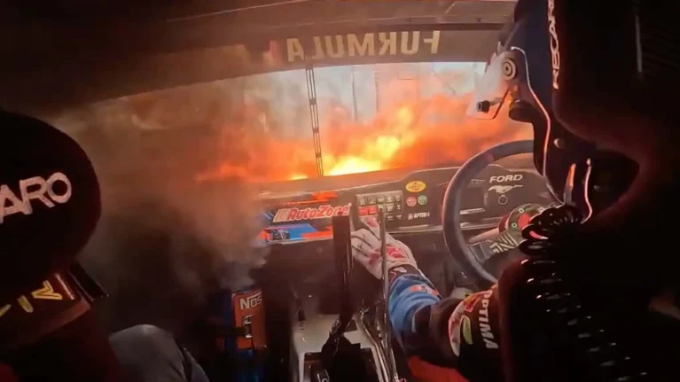 لحظات دلهره‌آور آتش‌سوزی خودروی موستانگ فرمولا دریفت