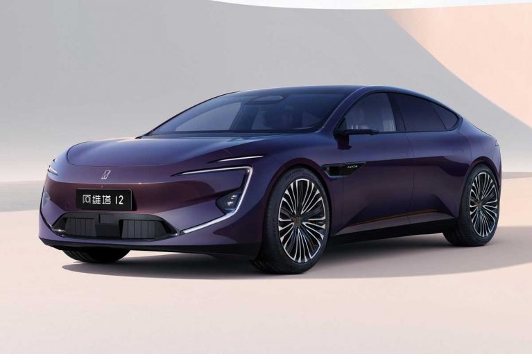 نگاهی نزدیک به آواتر 12 با طراحی نادر فقیهزاده + ویدئو