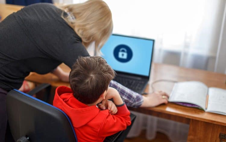 چگونه از فرزندان خود در برابر محتوای نامناسب در اینترنت محافظت کنیم؟
