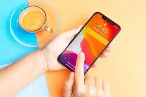 جایگزینی باتری آیفون آسان می‌شود