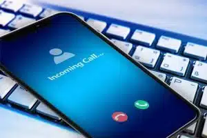 درخواست FCC از شرکت‌های مخابراتی برای مقابله با تماس‌های رباتیک هوش مصنوعی سیاسی