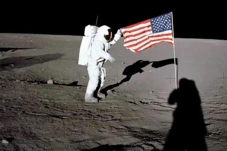 آیا پرچم آمریکا هنوز روی کره ماه پابرجاست؟