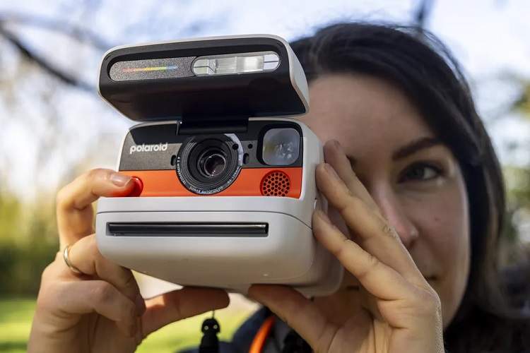 تجربه‌ای نوستالژیک با دوربین فوری Polaroid Flip؛ سادگی، خلاقیت و چاپ آنی