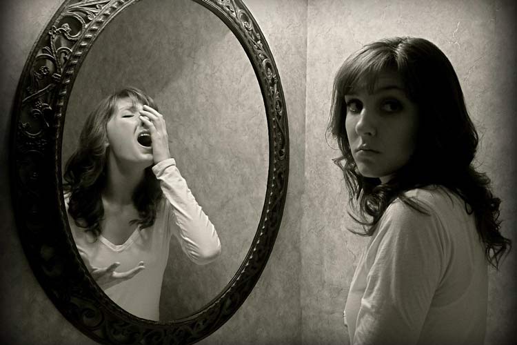چرا بعضی‌ها از آینه می‌ترسند و چطور می‌شود بر آن غلبه کرد؟