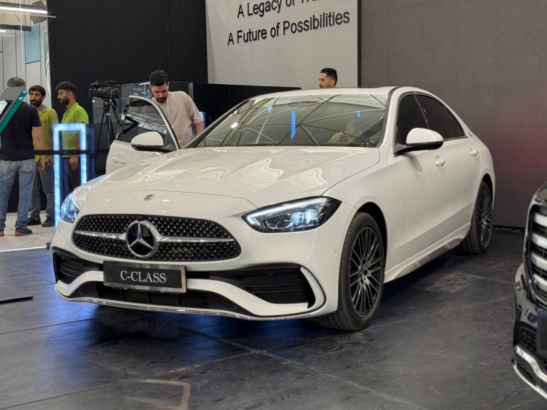 بازگشت ستاره نقره‌ای با ایران‌خودرو؛ مرسدس‌بنز C200L و GLB200 در نمایشگاه خودرو شیراز معرفی شدند