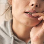از عفونت تا مسمومیت؛ ۵ خطر پنهان جویدن ناخن