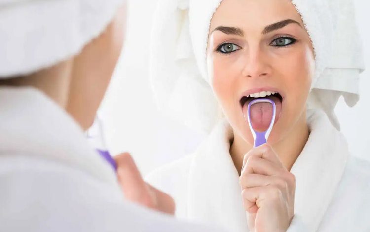 پاسخ به ۵ سوال متداول: زبان پاک کن بهتر است یا مسواک؟