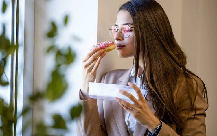 چگونه هوای گرم ما را به مصرف قند بیشتر وسوسه میکند؟