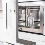 هشدار علمی: خطر پنهان جوشاندن آب در مایکروویو