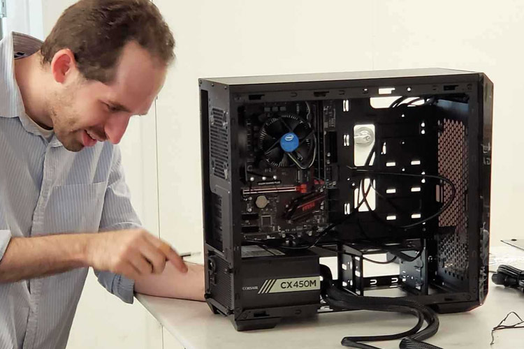 چرا نباید پولتان را برای قطعات قدیمی رایانه هدر دهید