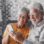 اندروید یا آیفون؛ کدام گوشی برای کاربران مسن بهتر است؟