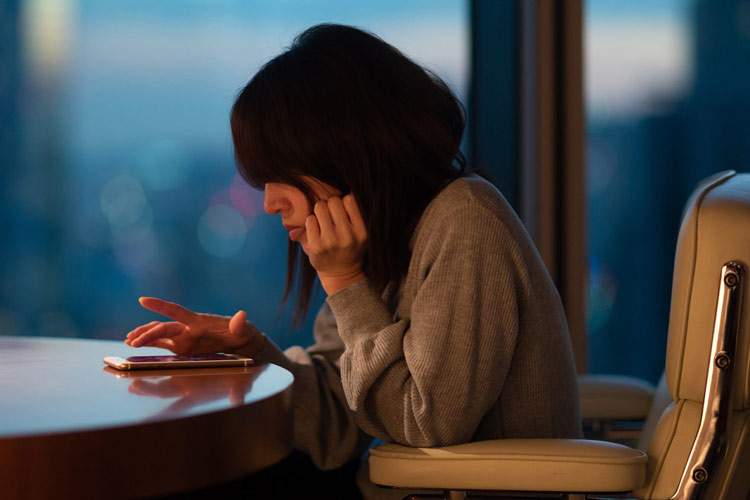 اگر با گوشی زیاد کار میکنید از این سه ویتامین غافل نشوید