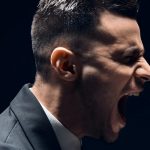 باور غلط درباره عصبانیت: چرا مشت‌زدن به بالش کمکی نمی‌کند؟