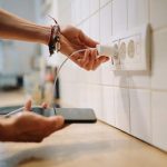 خطرات شارژر تقلبی: هشدار جدی درباره آتش‌سوزی و برق‌گرفتگی