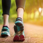 پیادهروی معکوس: کشف فواید شگفتانگیز برای سلامت جسم و ذهن