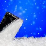 چرا باتری گوشی در سرما سریع خالی می‌شود؟ (۴ دلیل اصلی)