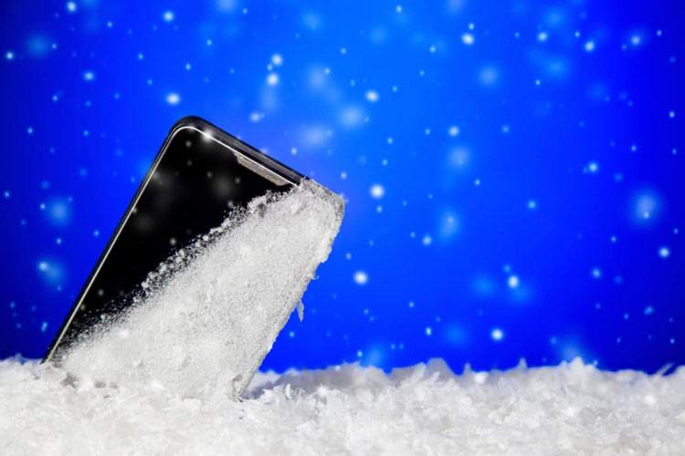 چرا باتری گوشی در سرما سریع خالی میشود؟ (۴ دلیل اصلی)