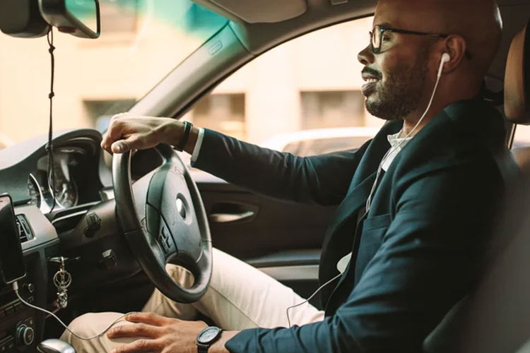آیا استفاده از هدفون هنگام رانندگی ایمن است؟