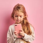 افسردگی، چاقی و اختلال خواب؛ پیامدهای پنهان استفاده زودهنگام از موبایل