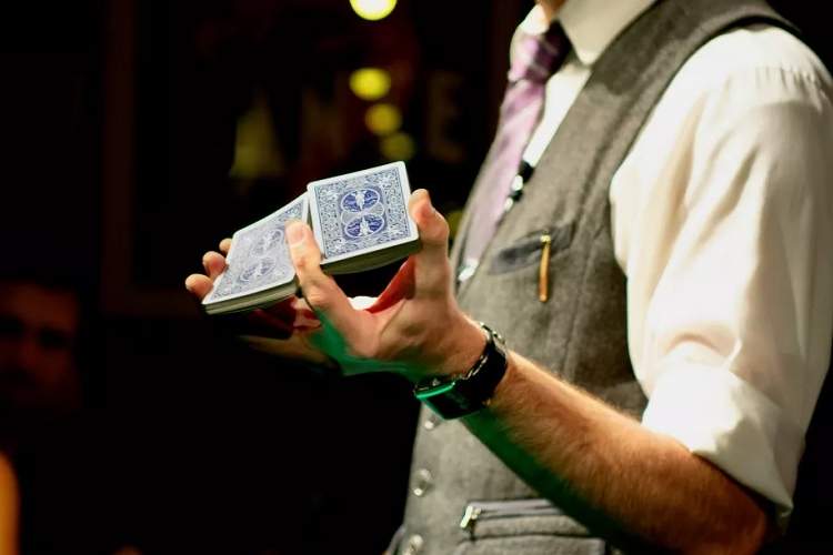 فراموشی رمز، شعبدهباز را شرمنده کرد؛ ایمپلنت RFID از کار افتاد