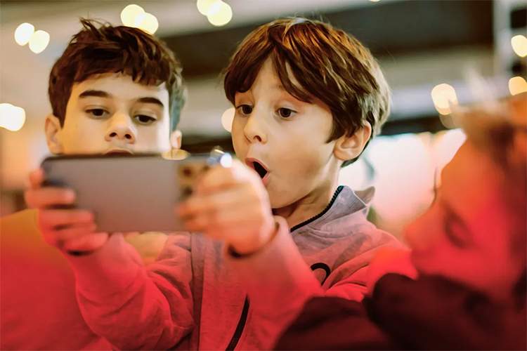 چرا تعامل کودکان با هوش مصنوعی نگرانکننده است؟
