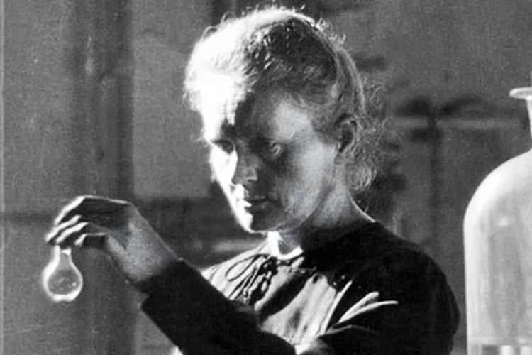 کشف رادیوم در ۲۶ دسامبر ۱۸۹۸: بهای جان ماری کوری