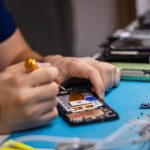 اشتباه رایج کاربران که به گوشی و لپتاپ آسیب میزند