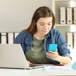 راز تمرکز و آرامش با یک حرکت ساده: گوشی را رو به پایین بگذارید