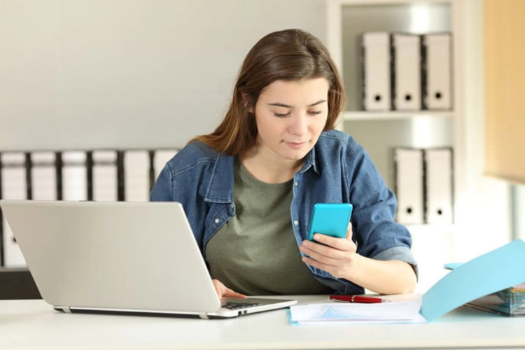 راز تمرکز و آرامش با یک حرکت ساده: گوشی را رو به پایین بگذارید